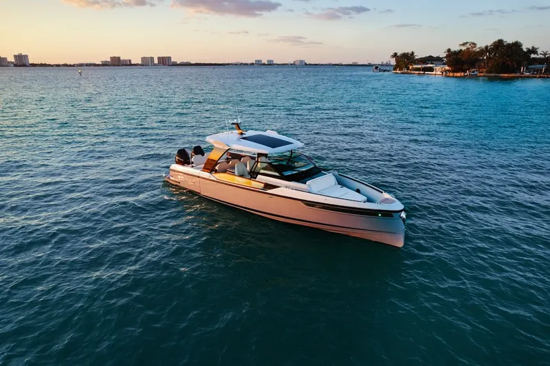 32ft Sport Boat — photograph 2 of 50