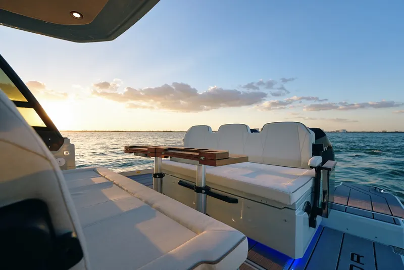 32ft Sport Boat — photograph 12 of 50