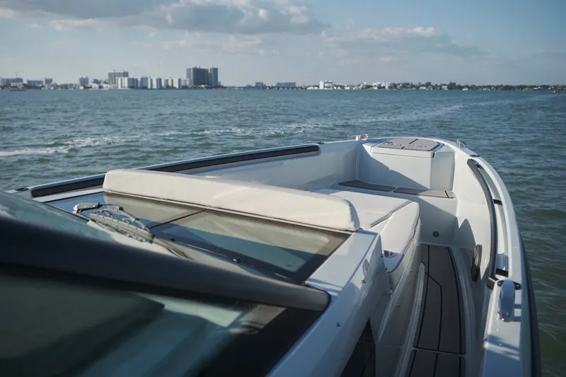 32ft Sport Boat — photograph 19 of 50