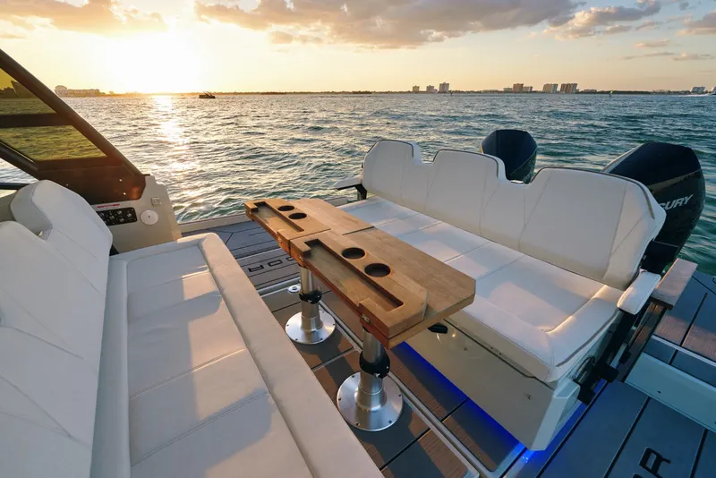32ft Sport Boat — photograph 36 of 50