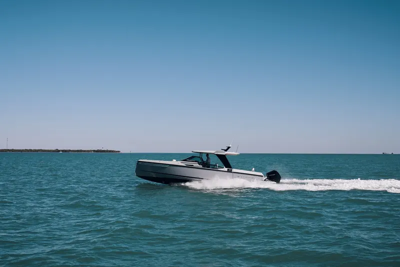 32ft Sport Boat — photograph 14 of 50