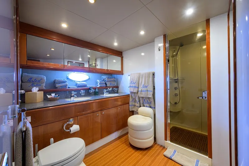 90ft Motor Yacht — photograph 37 of 44