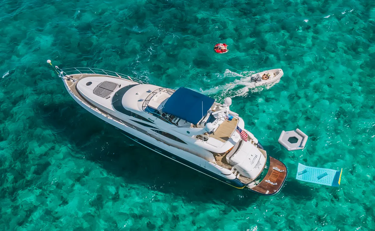 90ft Motor Yacht — photograph 2 of 44