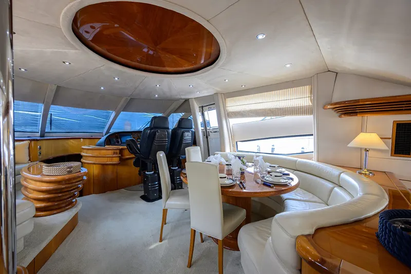 90ft Motor Yacht — photograph 32 of 44