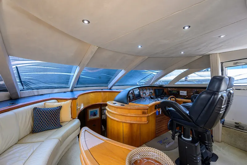 90ft Motor Yacht — photograph 10 of 44