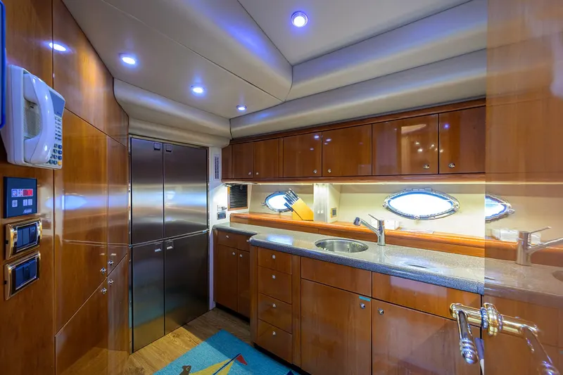 90ft Motor Yacht — photograph 39 of 44