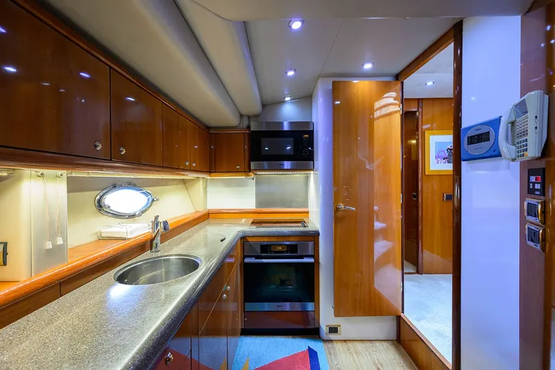 90ft Motor Yacht — photograph 22 of 44