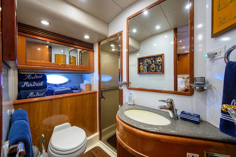 90ft Motor Yacht — photograph 25 of 44
