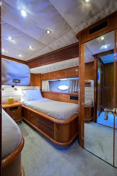 90ft Motor Yacht — photograph 14 of 44