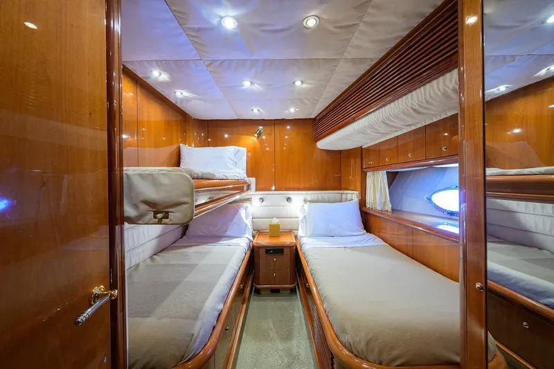 90ft Motor Yacht — photograph 5 of 44