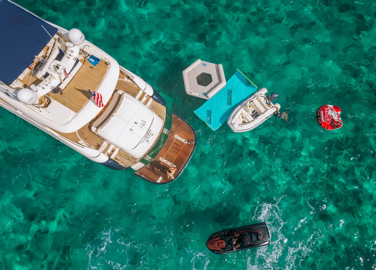 90ft Motor Yacht — photograph 28 of 44